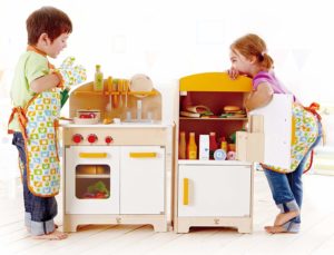 Juguetes no sexistas: cocinita y nevera Hape