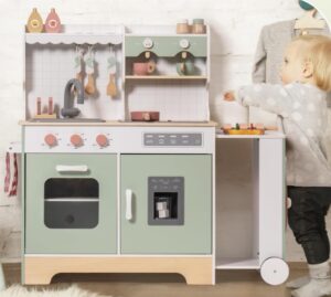 Niña jugando con cocinita de madera educativa Montessori, juguete evolutivo ideal para Black Friday y Navidad